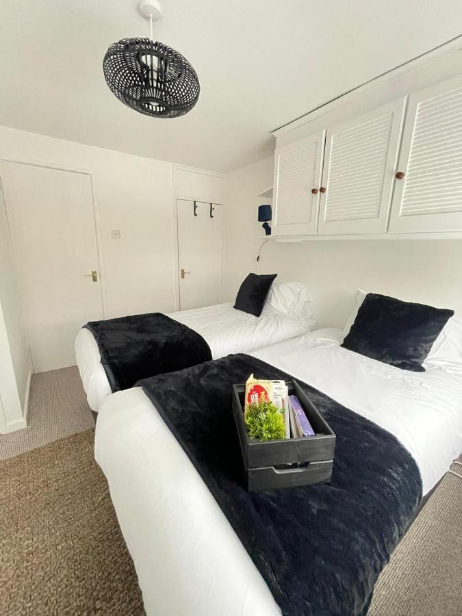 Lovely 1 Bed Home Near Hospital, With Parking & Garden Work Contractor Leisure, Sapphire CBG エクステリア 写真