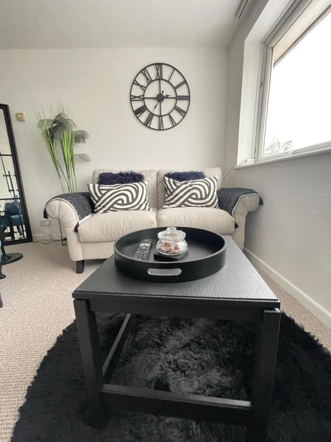 Lovely 1 Bed Home Near Hospital, With Parking & Garden Work Contractor Leisure, Sapphire CBG エクステリア 写真