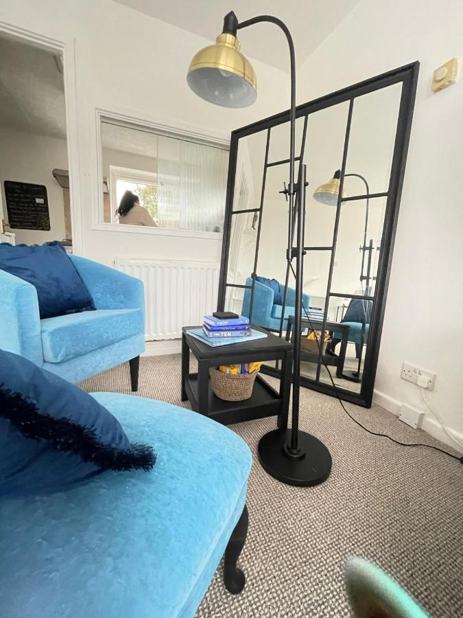 Lovely 1 Bed Home Near Hospital, With Parking & Garden Work Contractor Leisure, Sapphire CBG エクステリア 写真