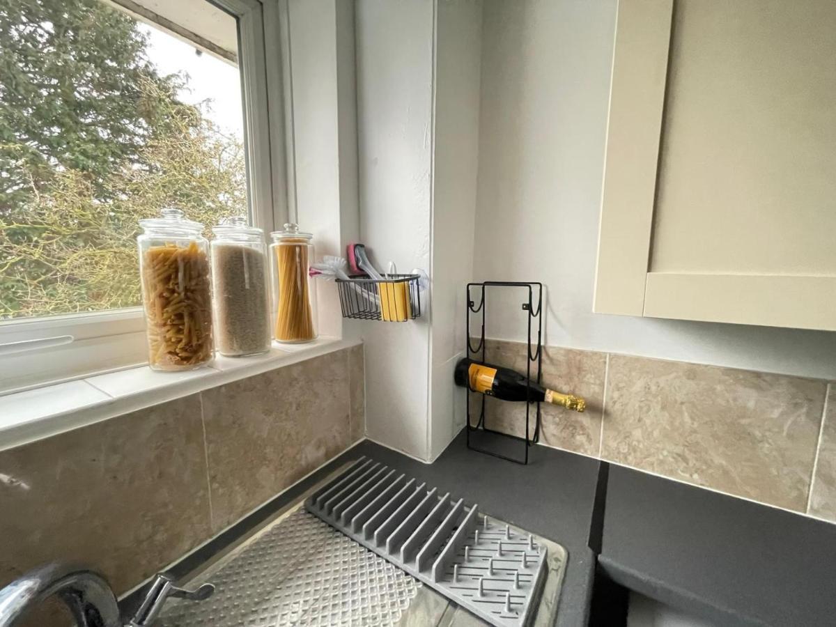 Lovely 1 Bed Home Near Hospital, With Parking & Garden Work Contractor Leisure, Sapphire CBG エクステリア 写真