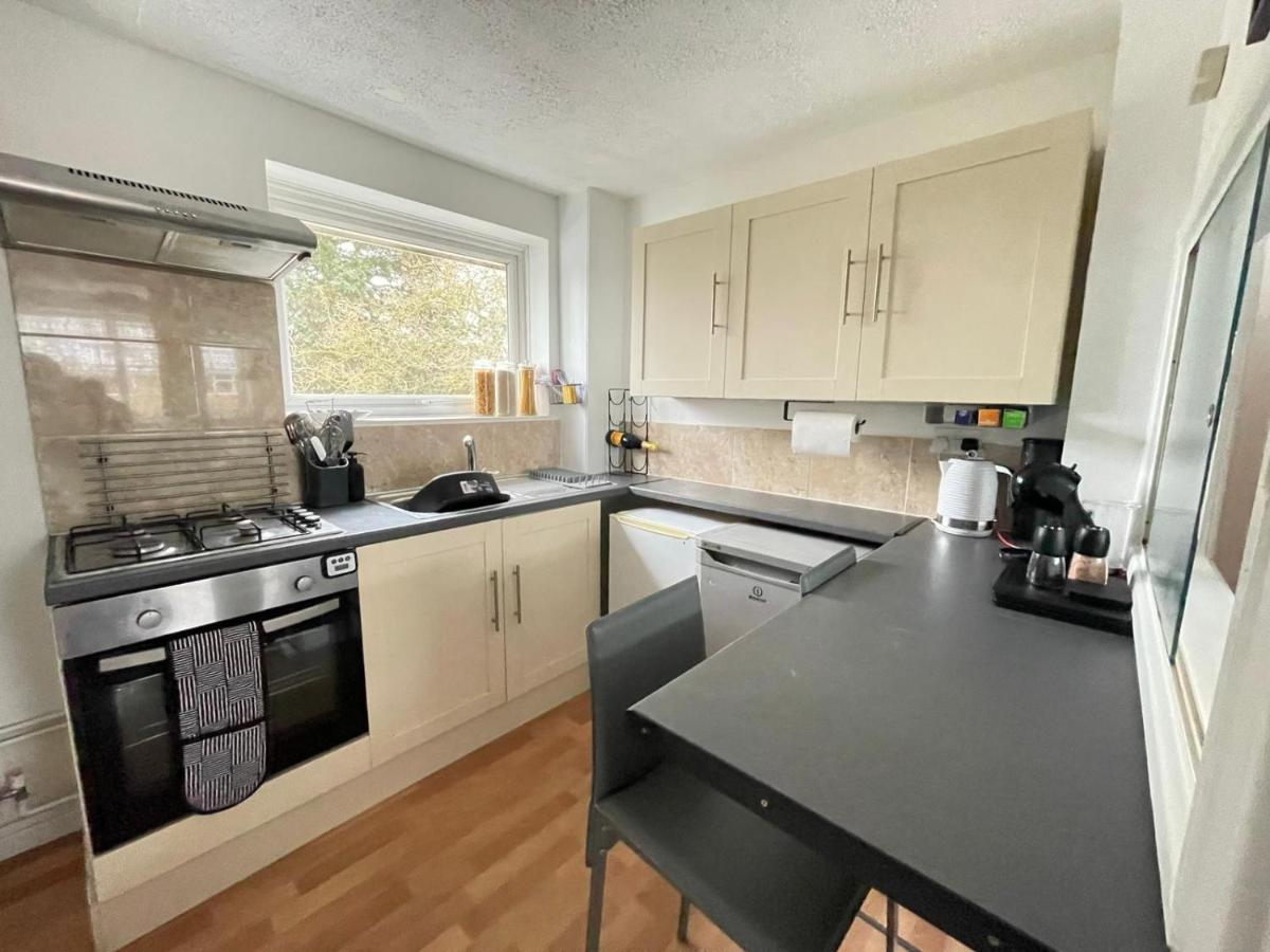 Lovely 1 Bed Home Near Hospital, With Parking & Garden Work Contractor Leisure, Sapphire CBG エクステリア 写真