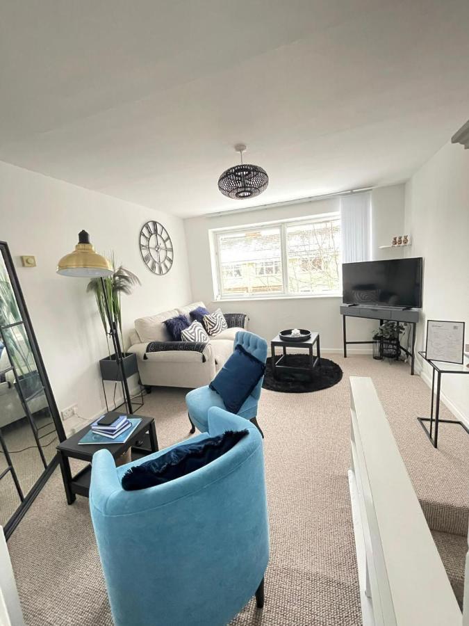 Lovely 1 Bed Home Near Hospital, With Parking & Garden Work Contractor Leisure, Sapphire CBG エクステリア 写真