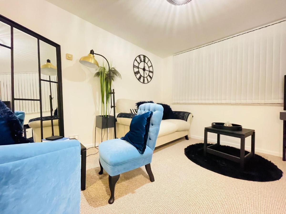 Lovely 1 Bed Home Near Hospital, With Parking & Garden Work Contractor Leisure, Sapphire CBG エクステリア 写真