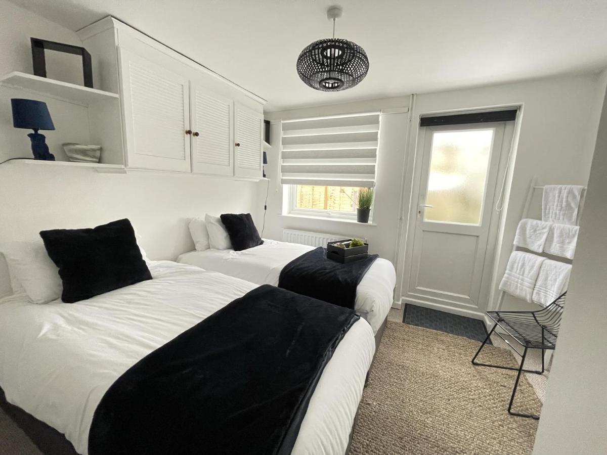 Lovely 1 Bed Home Near Hospital, With Parking & Garden Work Contractor Leisure, Sapphire CBG エクステリア 写真