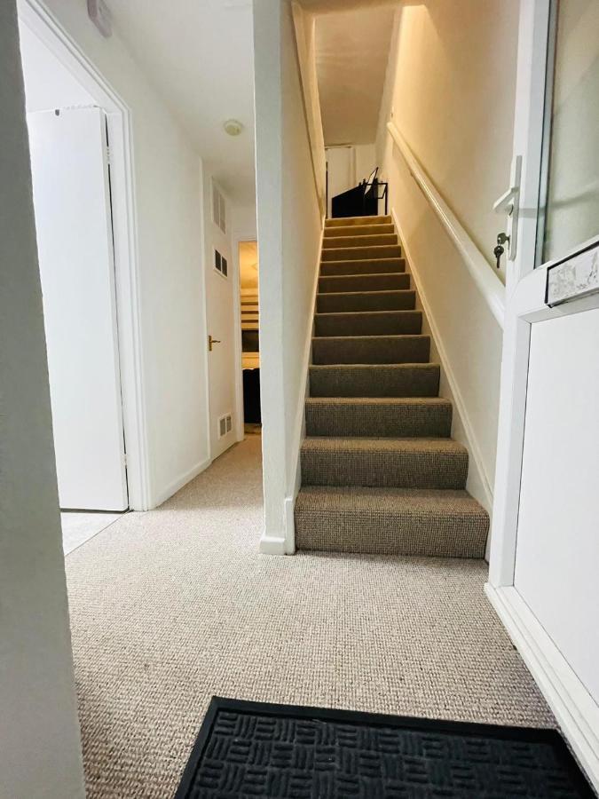 Lovely 1 Bed Home Near Hospital, With Parking & Garden Work Contractor Leisure, Sapphire CBG エクステリア 写真