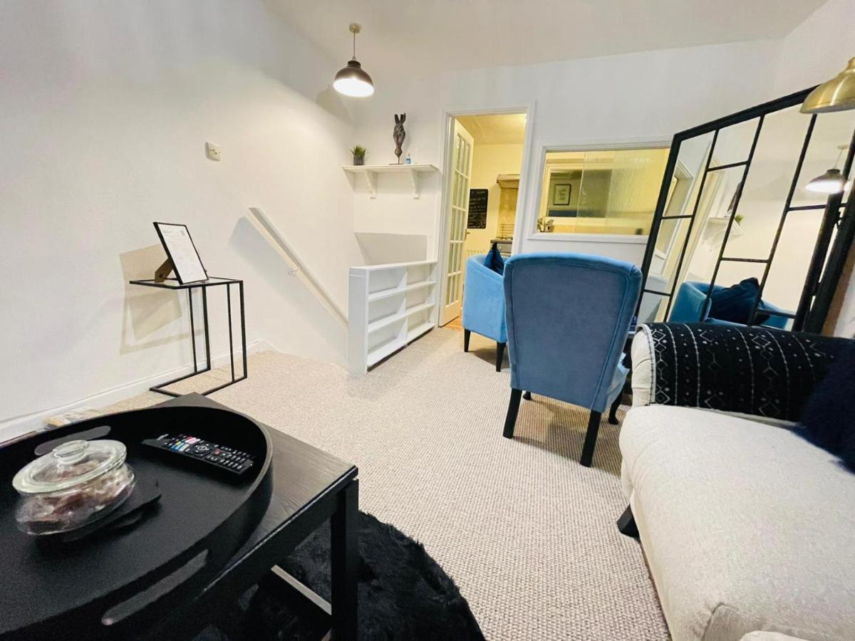 Lovely 1 Bed Home Near Hospital, With Parking & Garden Work Contractor Leisure, Sapphire CBG エクステリア 写真
