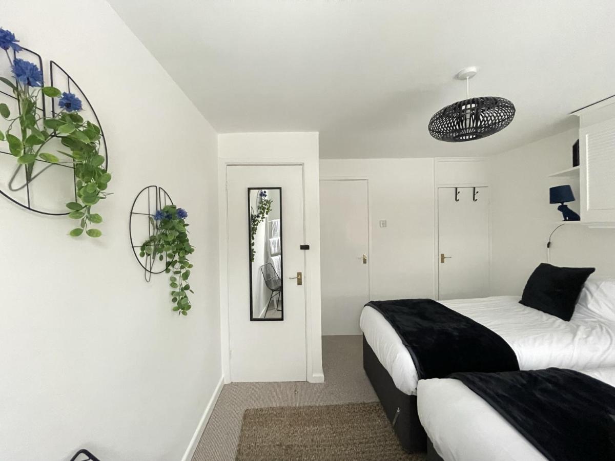 Lovely 1 Bed Home Near Hospital, With Parking & Garden Work Contractor Leisure, Sapphire CBG エクステリア 写真
