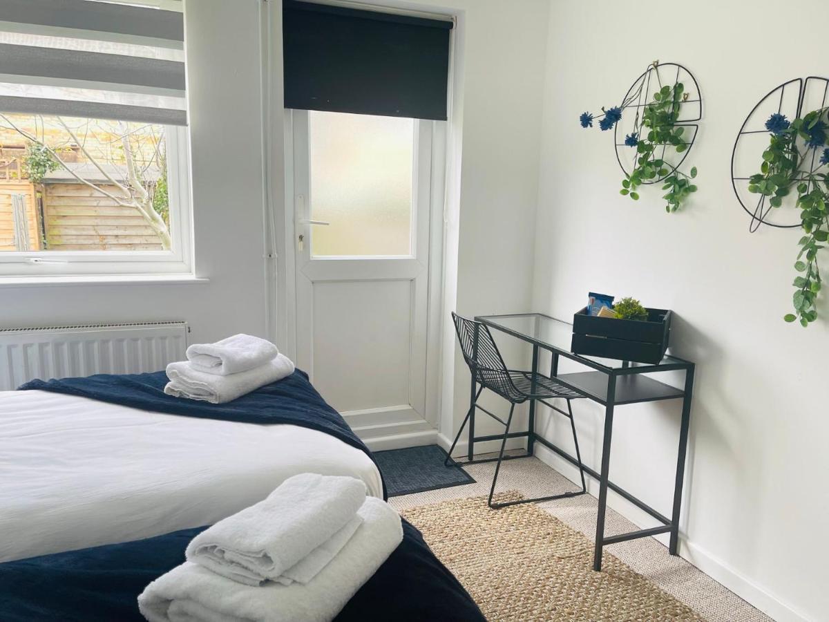 Lovely 1 Bed Home Near Hospital, With Parking & Garden Work Contractor Leisure, Sapphire CBG エクステリア 写真